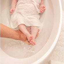 Load image into Gallery viewer, Bubble Cuddle Bath with Bath Seat - White

